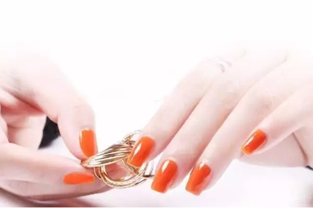 南瓜色美甲成为最新时尚,显白款式图片大集合