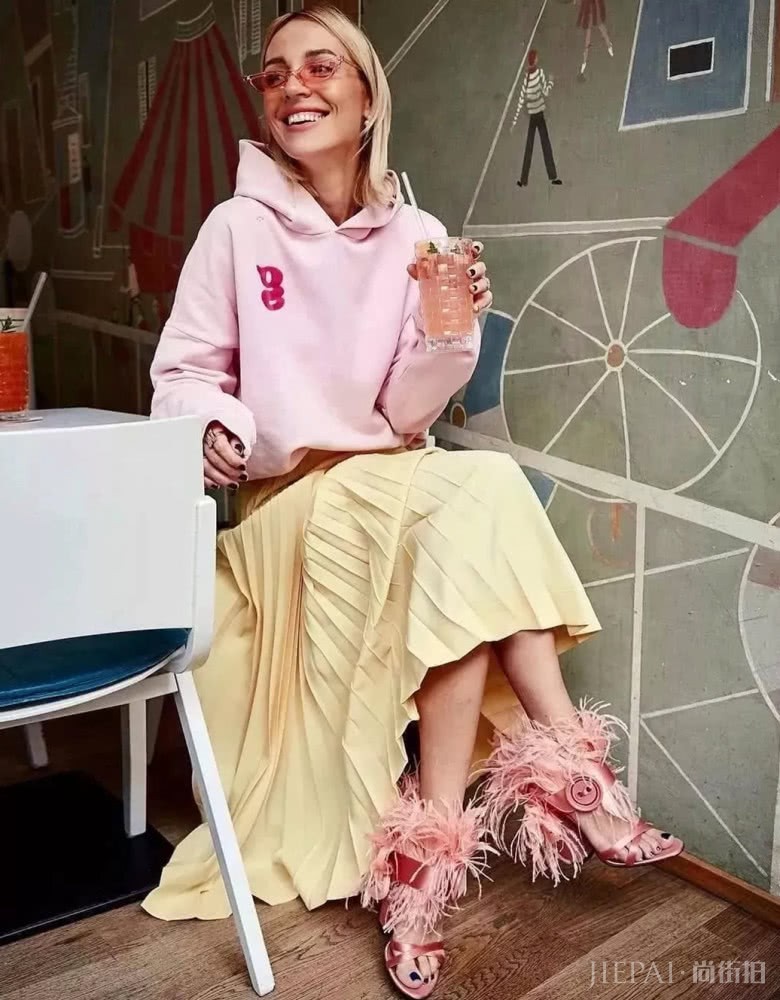 天气变冷，用卫衣和半身裙来温暖这个秋天吧