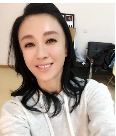 吸毒7年之久，“内地第一美女”，53岁身家上亿无人敢娶