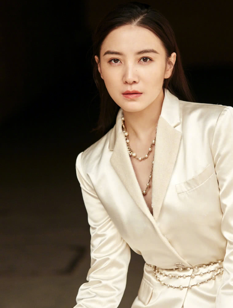 宋佳一身白色套装张扬高贵,美得霸气十足