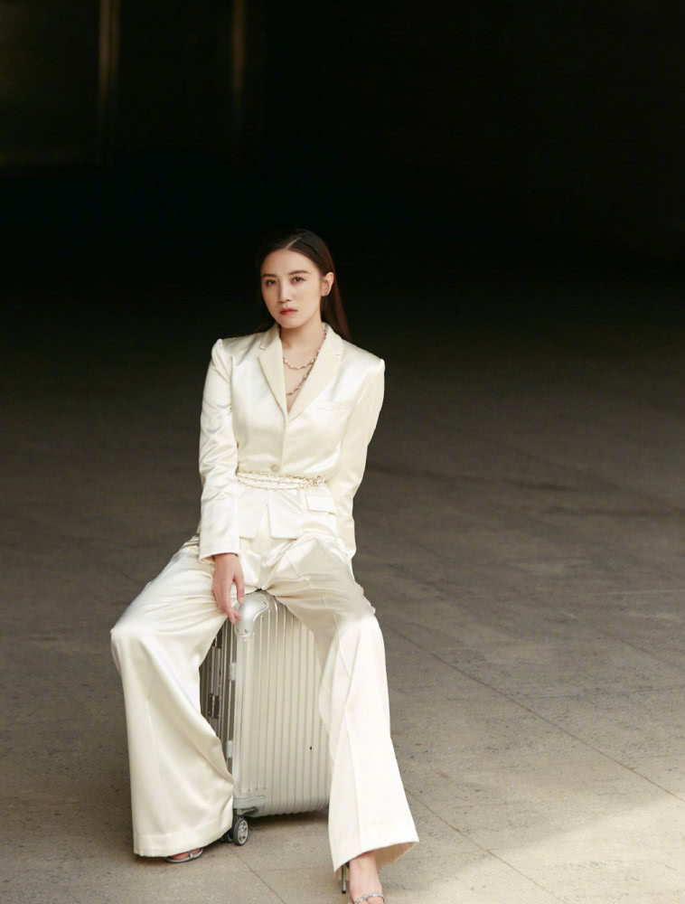 宋佳一身白色套装张扬高贵,美得霸气十足