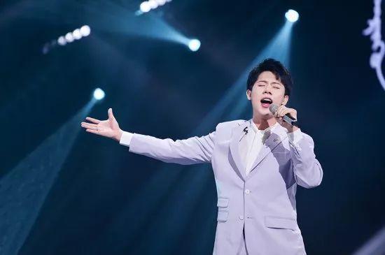 刚红就被曝光恋情，私联粉丝，黄磊都帮不了他？