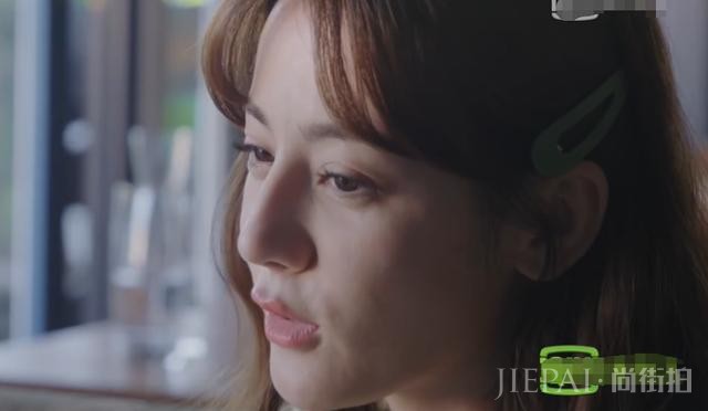 迪丽热巴也脸崩了?新节目开播法令纹遮不住,网友直呼:不扛老