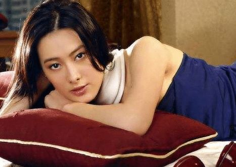 未婚先孕的两位女星,一位飞黄腾达身价百亿,一位却只能拿3亿