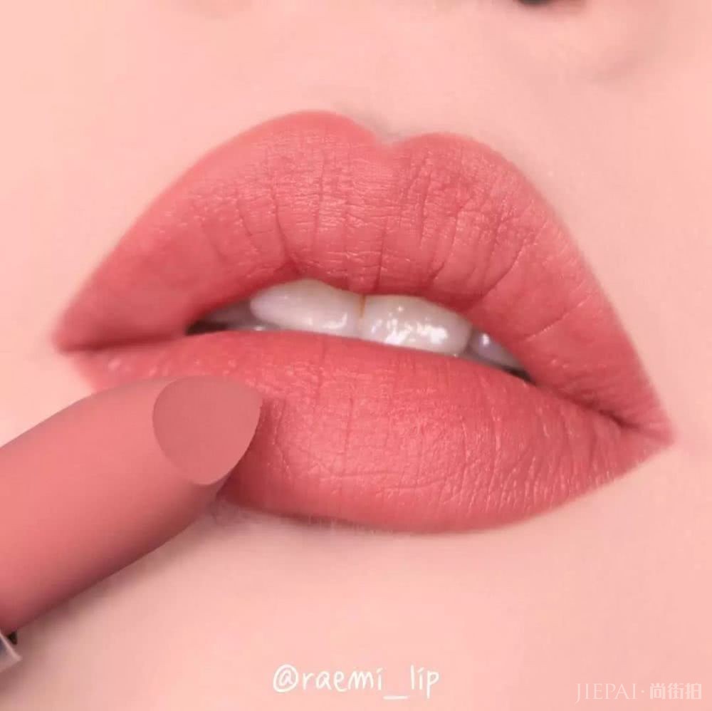 豆沙色、梅子色都靠边,今年最火的口红色是它
