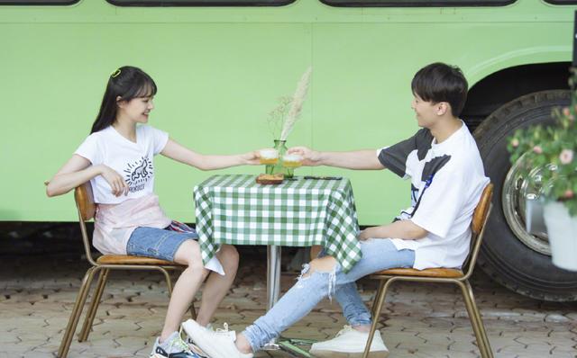 郑爽张恒《女儿们的恋爱》写真剪影曝光,两人满眼爱意互动超甜