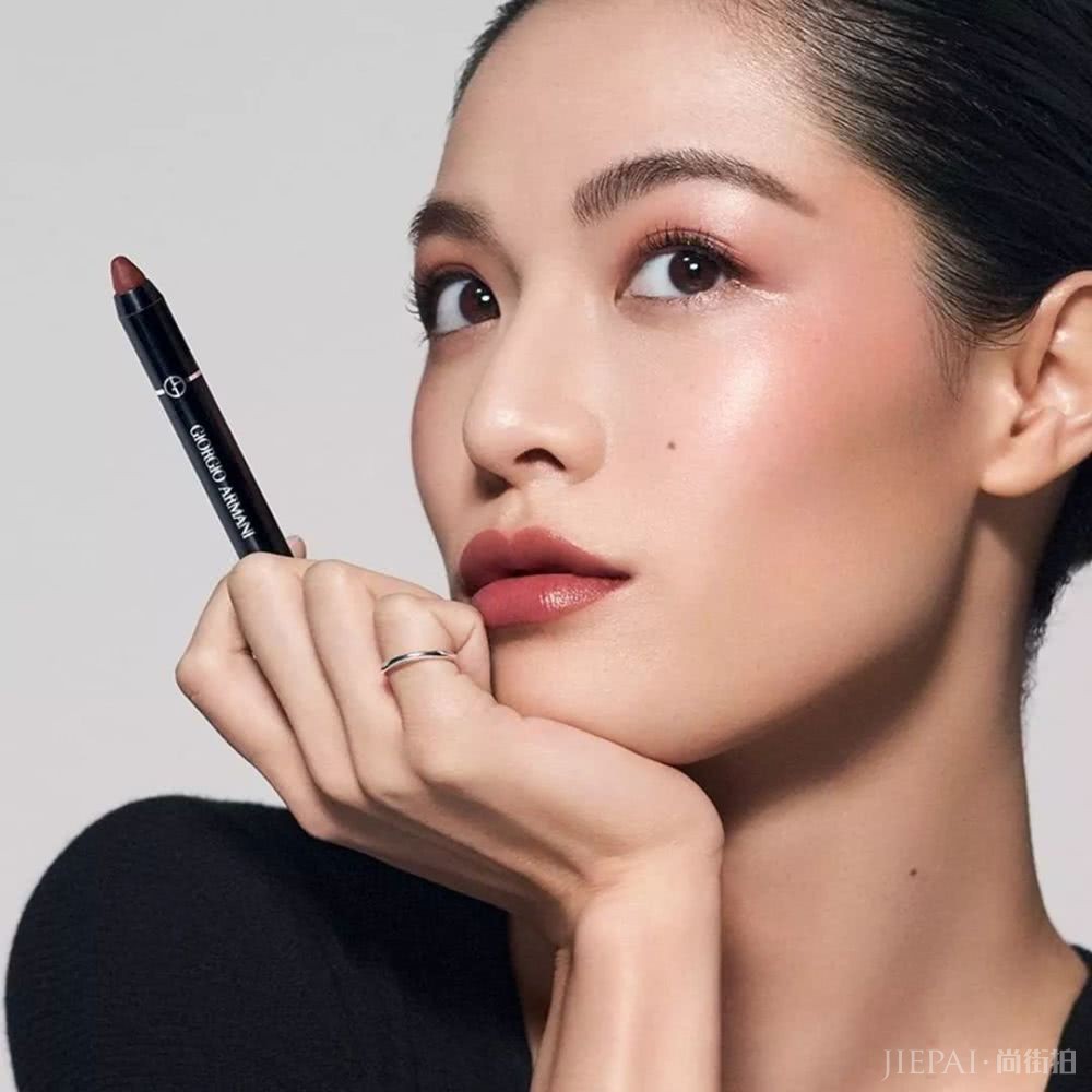 豆沙色、梅子色都靠边,今年最火的口红色是它