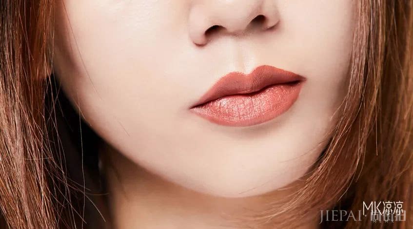 豆沙色、梅子色都靠边,今年最火的口红色是它