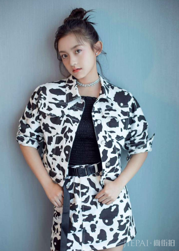 果汁女孩屠芷莹初秋写真元气十足，真是很有辨识度的漂亮美女