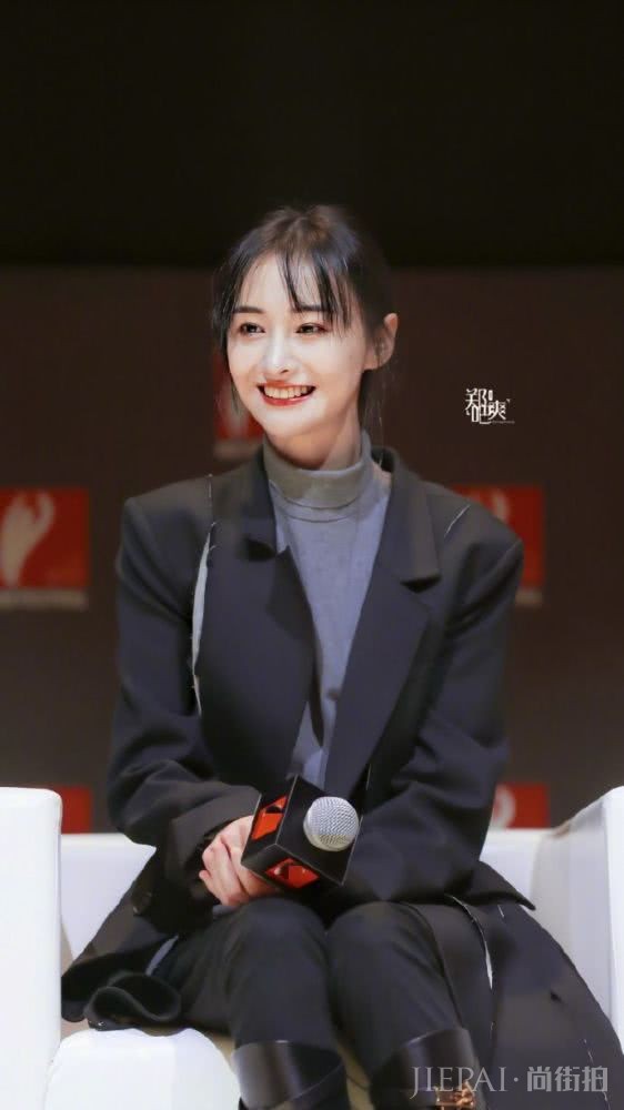 郑爽恋爱后衣品开挂,高领毛衣搭配小脚裤加上雪地靴太美