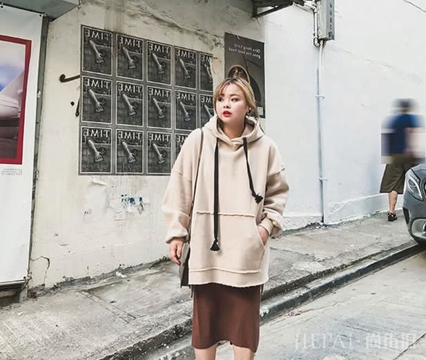 天气变冷，用卫衣和半身裙来温暖这个秋天吧