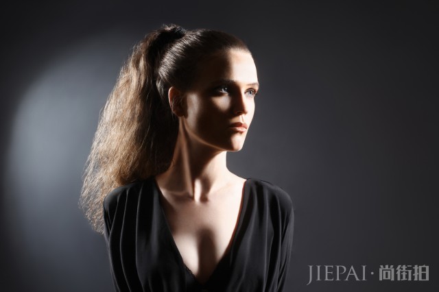 怎样把头发扎起来还不显脸大 让你少女感十足