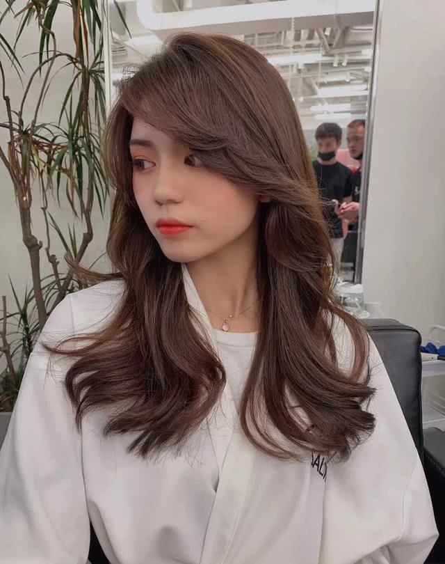 中长发的女生想烫发?这几款烫发,时尚还显脸小