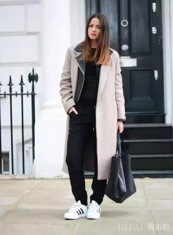 街拍示范:秋冬季穿大衣搭配这四双鞋子,舒适时尚又好看!
