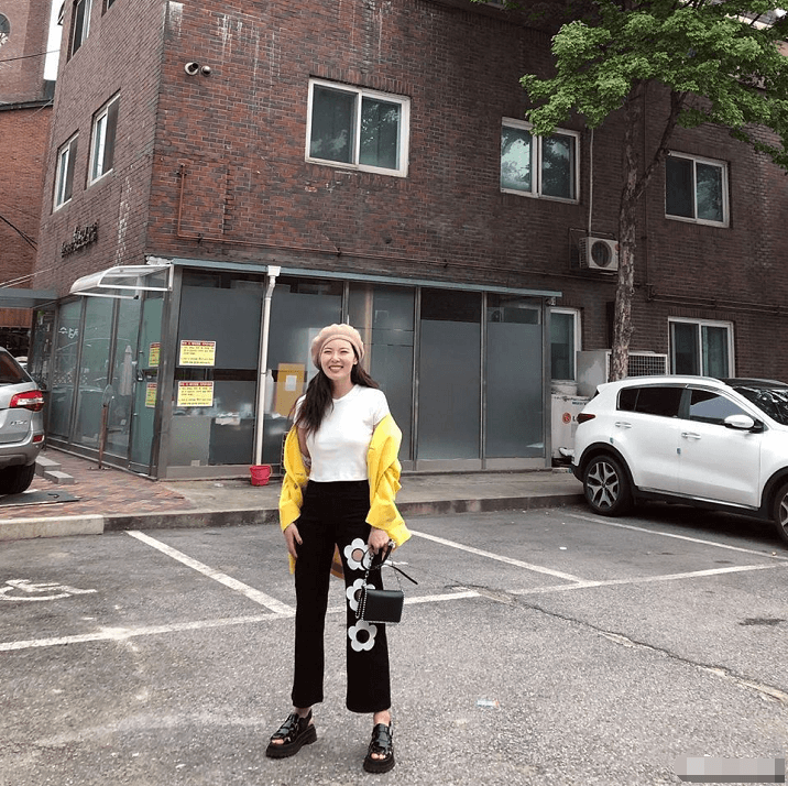 金泫雅晒黄色西装却被“花心裤”抢镜，网友跪求同款