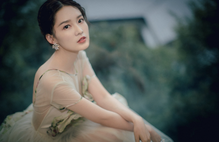 李沁“花仙子”造型大秀美背,回眸拍照眼神撩人