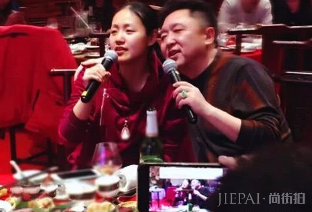 50岁于谦老婆曝光,原来是我们熟悉的她,难怪郭德纲总惦记嫂子