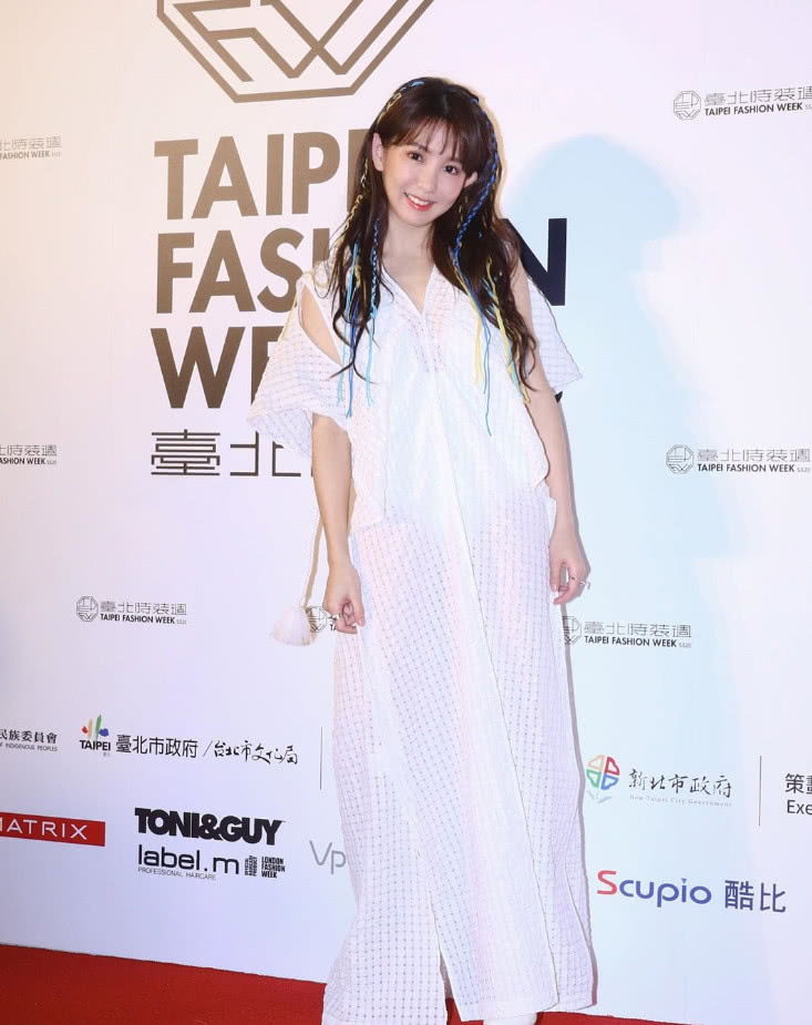 时装周范玮琪陈建州同穿黑衣秀恩爱,任家萱搭配红色纸袋裤出风头