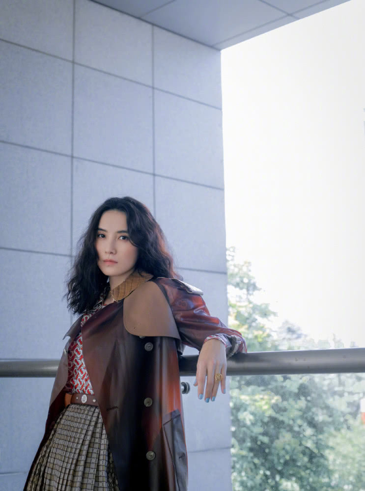 宋佳一身白色套装张扬高贵,美得霸气十足