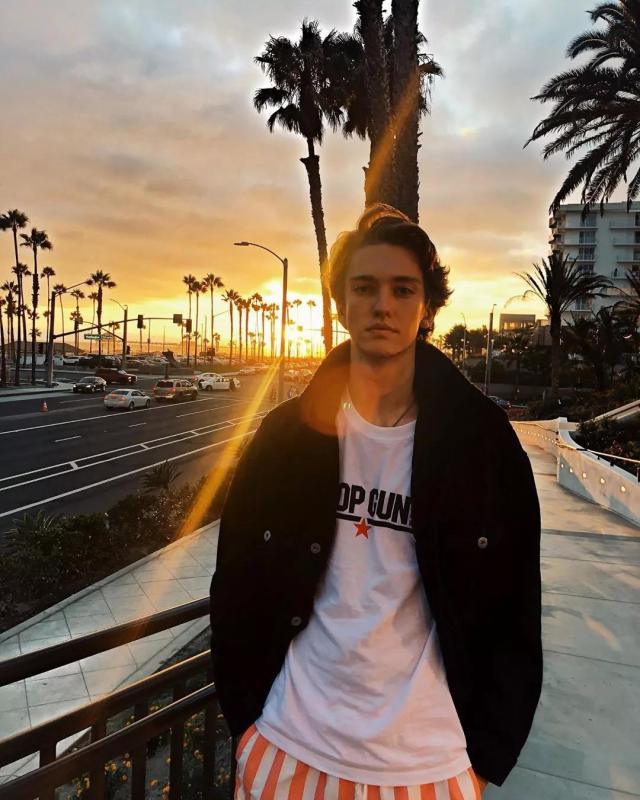 美得像天鹅的男孩,侧颜也同样惊世卓绝,这是什么人间绝色?
