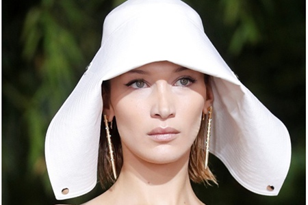 1569818388460383.jpg 裸色口红称霸巴黎时装周,贝拉哈迪德凸显五官高级感