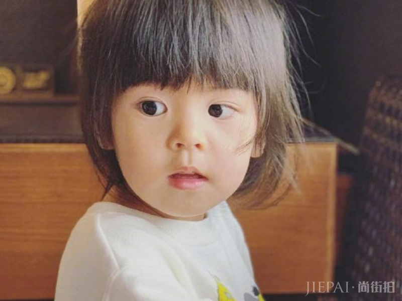 有种“天生大眼”叫贾静雯女儿，近照曝光惊艳众人，最美星二代