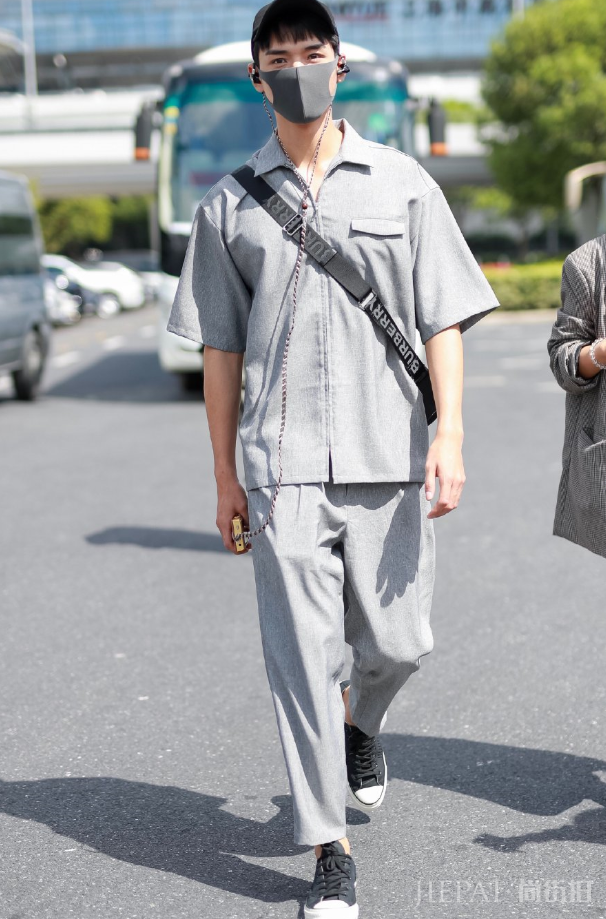 穿着睡衣出门的龚俊清新又时尚,这个男孩眼里会发光