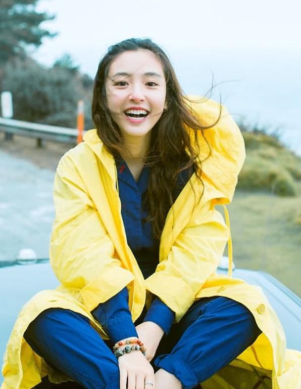 武大校花黄灿灿近照谁认得出来?求求女神安心拍写真,可别拍戏了