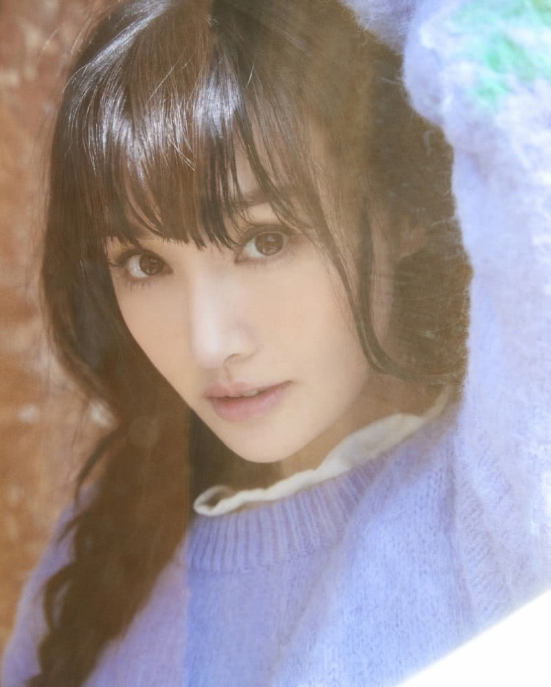 郑爽穿毛衣扎麻花辫,一下美成小精灵