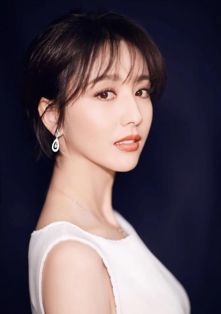 佟丽娅换新发型,空气刘海短发搭配小白裙太美