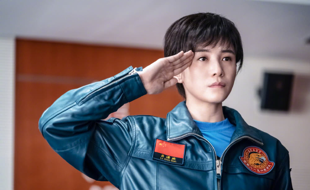 宋佳一身白色套装张扬高贵,美得霸气十足