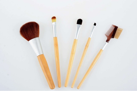 1565597136531257.jpg 女生好看的妆容少不了化妆刷,彩妆工具的挑选方法