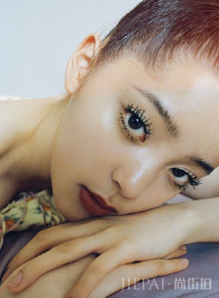 欧阳娜娜“眼屎妆”火了,女生很喜欢,直男却以为是“苍蝇腿”