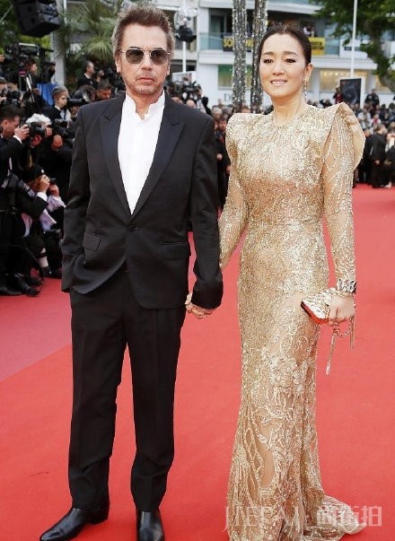 71岁老公把她宠上天!54岁巩俐甩开张艺谋阴霾,放飞自我变身小公主