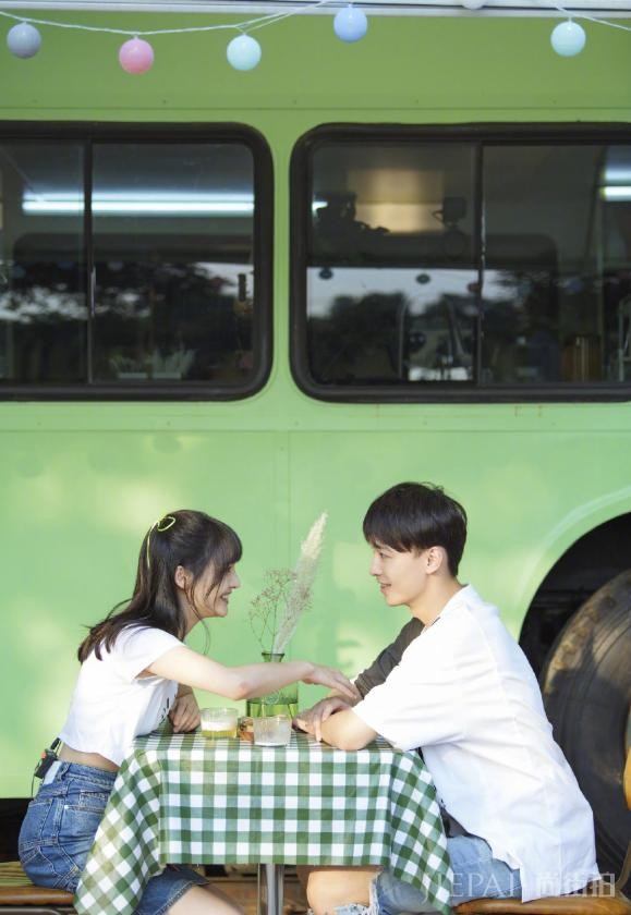 郑爽张恒《女儿们的恋爱》写真剪影曝光,两人满眼爱意互动超甜