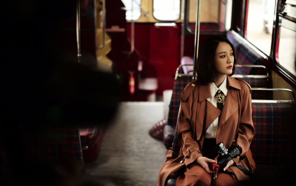 陈乔恩穿黄色衬衣配短裙,少女感十足