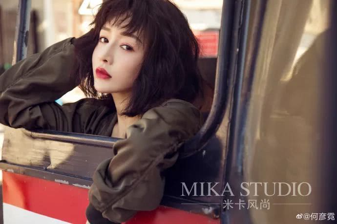 圣姑何彦霓生活照清新自然，穿搭休闲时尚