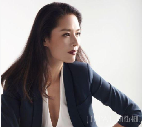 她是中国第一美女,与大15岁导演闪婚,被小三插足后种地为生