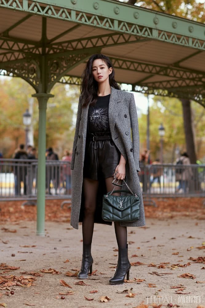 张钧甯穿露脐装配开叉半身裙,戴拳击手套帅呆了