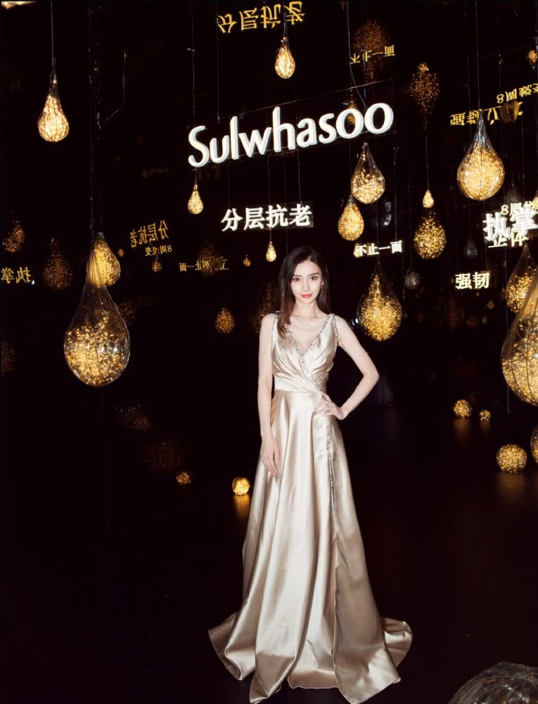 30岁杨颖衬衫搭配百褶裙扮清纯女学生,配双马尾嫩得毫无违和感