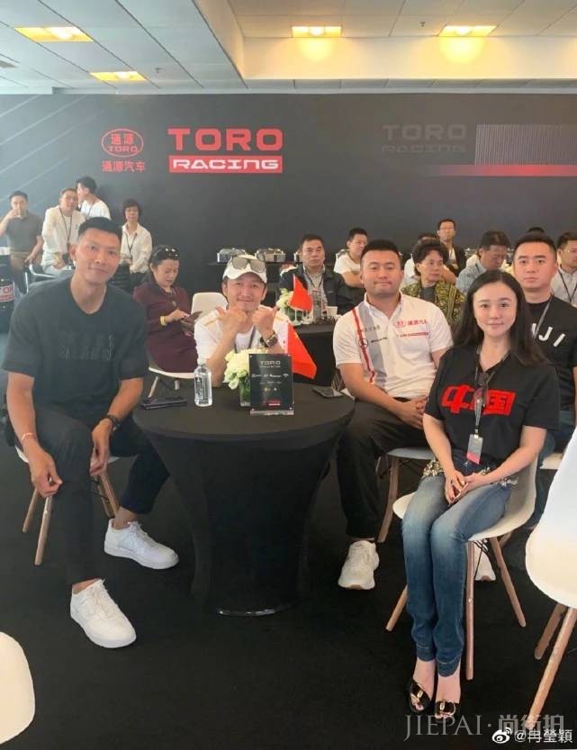 冉莹颖生三胎后素颜出镜面露憔悴,眼袋皱纹明显腿却被P到变形