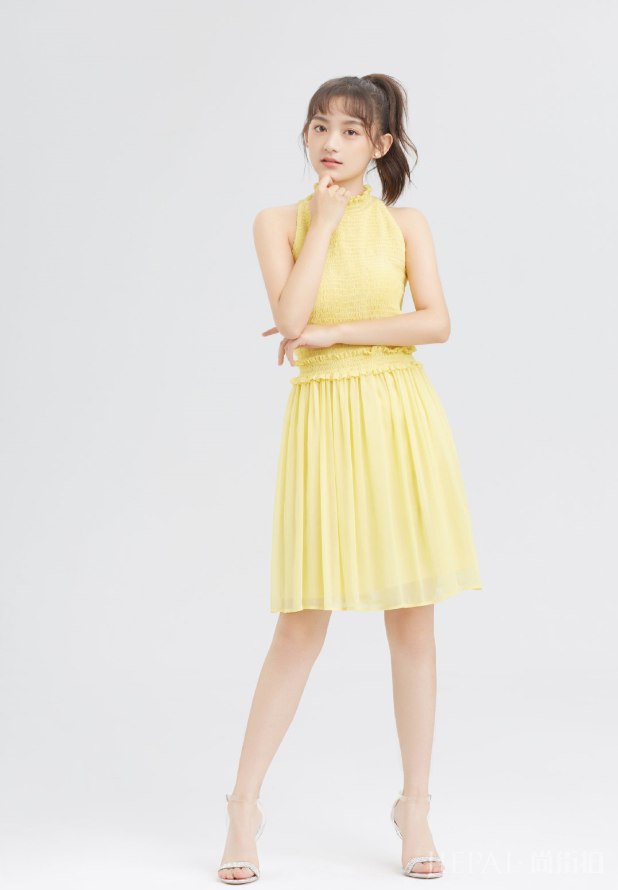 果汁女孩屠芷莹初秋写真元气十足，真是很有辨识度的漂亮美女