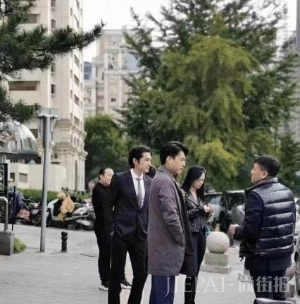 大咖出动现身北京街头，胡歌西装革履大长腿，靳东插兜宛如老干部