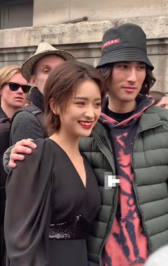 沈月穿搭换了风格，暗黑系妆容轻松驾驭