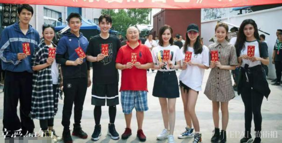 刘诗诗换微卷烫发女人味十足,比生孩子前还美