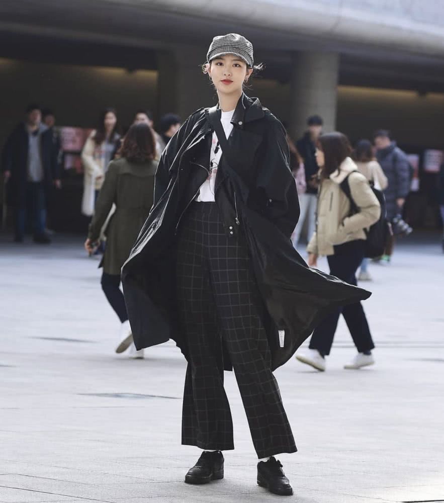 国内街拍：秋天时髦精们都爱穿美美的外套