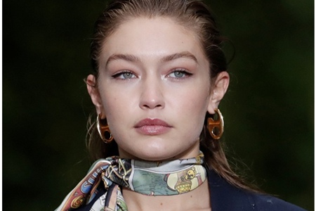 裸色口红称霸巴黎时装周,贝拉哈迪德凸显五官高级感