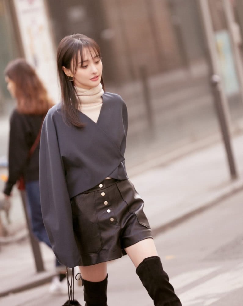 郑爽穿毛衣扎麻花辫,一下美成小精灵