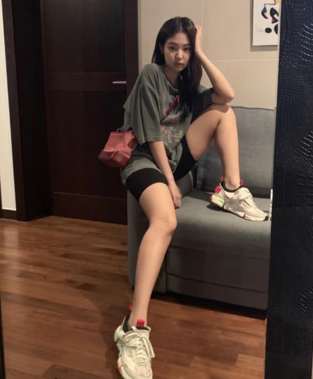 学Jennie的拍照套路,“坐着拍”不累还超好看!