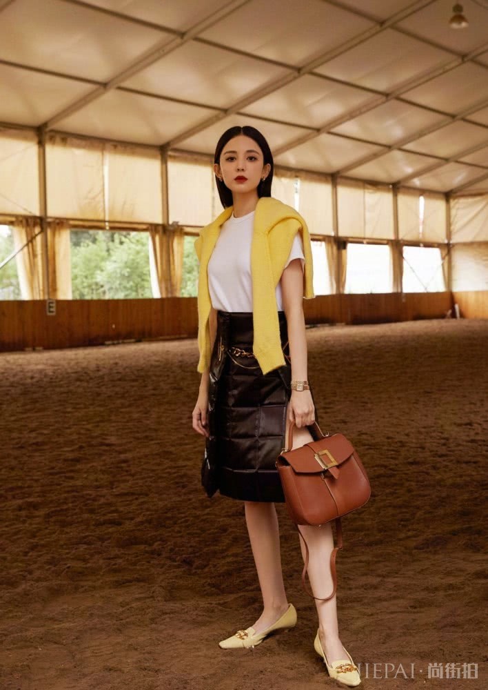 古力娜扎穿蓝色毛衣高腰裤,气质清新又唯美